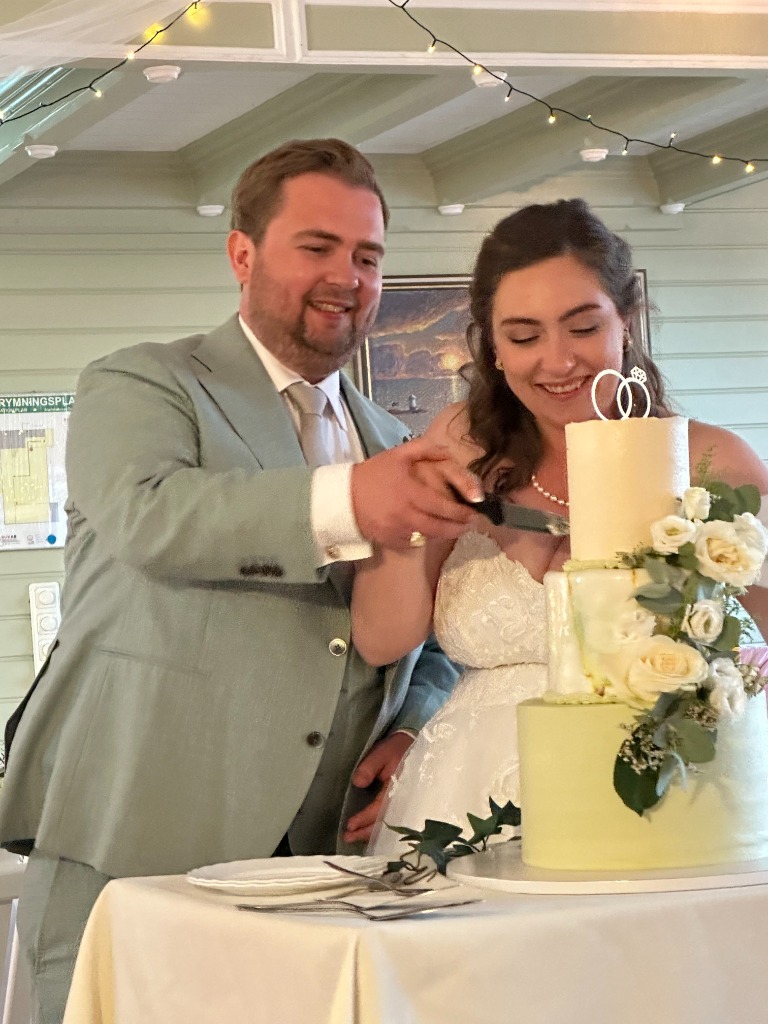 Hanna & Emil skär bröllopstårtan