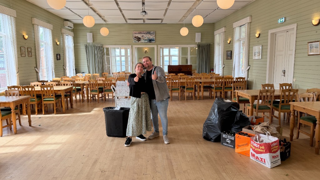 Hanna & Emil städar efter festen