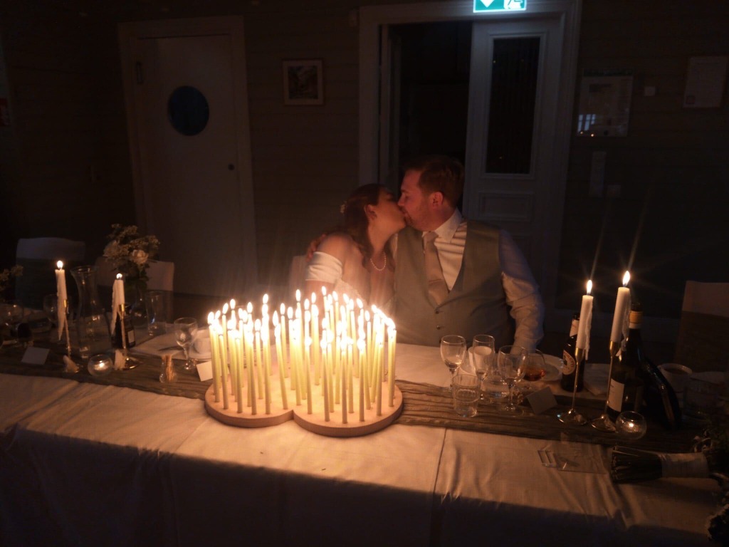 Hanna & Emil kysser sig i ljusskenet